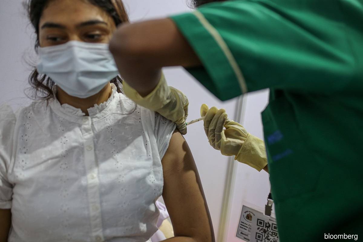 Indian govt says over 300,000 people vaccinated against Covid-19 in single day